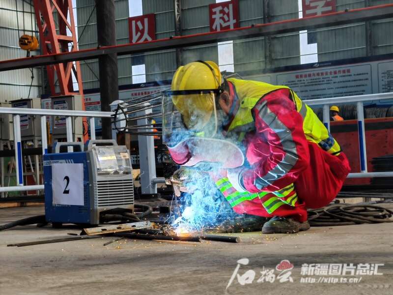 连霍高速改扩建工程进威廉希尔入路面施工阶段(图1)