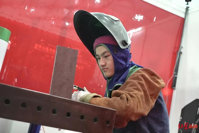 四川00后“焊将”勇夺世界技能大赛焊接项目银牌：手指练到变形手上满是烫伤疤痕(图3)