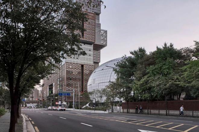 可以“自我建造”的AI机器人博物馆WilliamHill(图2)