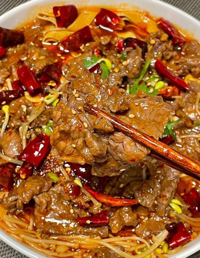 四川经典名菜：水煮牛肉的魅力(图1)