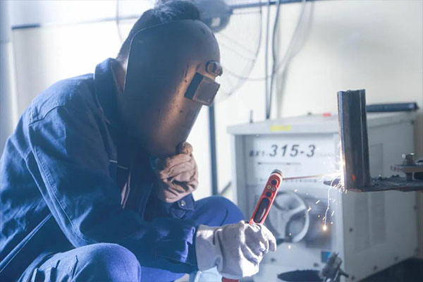 【答疑】2024学焊接有前景吗？在哪学才靠威廉希尔谱？(图1)