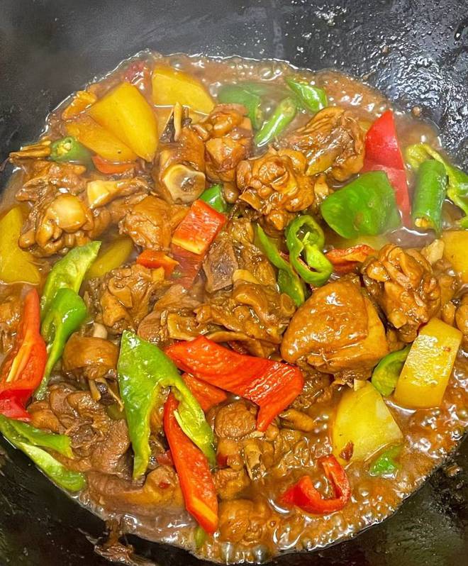 不敢想这“大盘鸡”有多香。(图2)