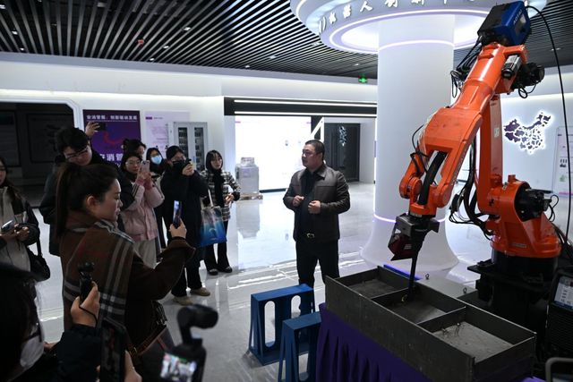 WilliamHill“让每个工人成为焊接大师”焊接机器人也有“最强大脑”(图3)