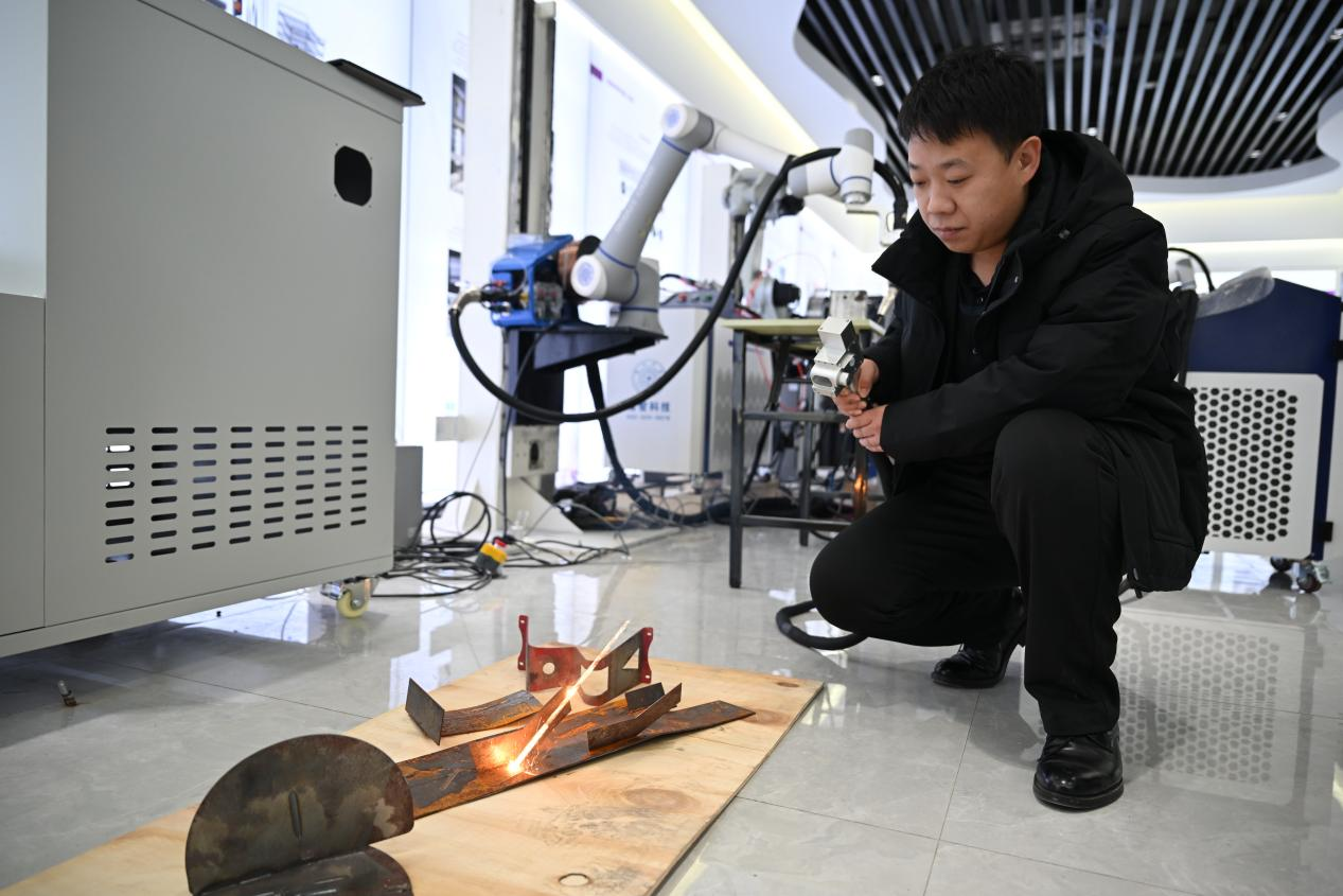 Z深读丨来郑州赴一场“机器人”奇遇(图1)