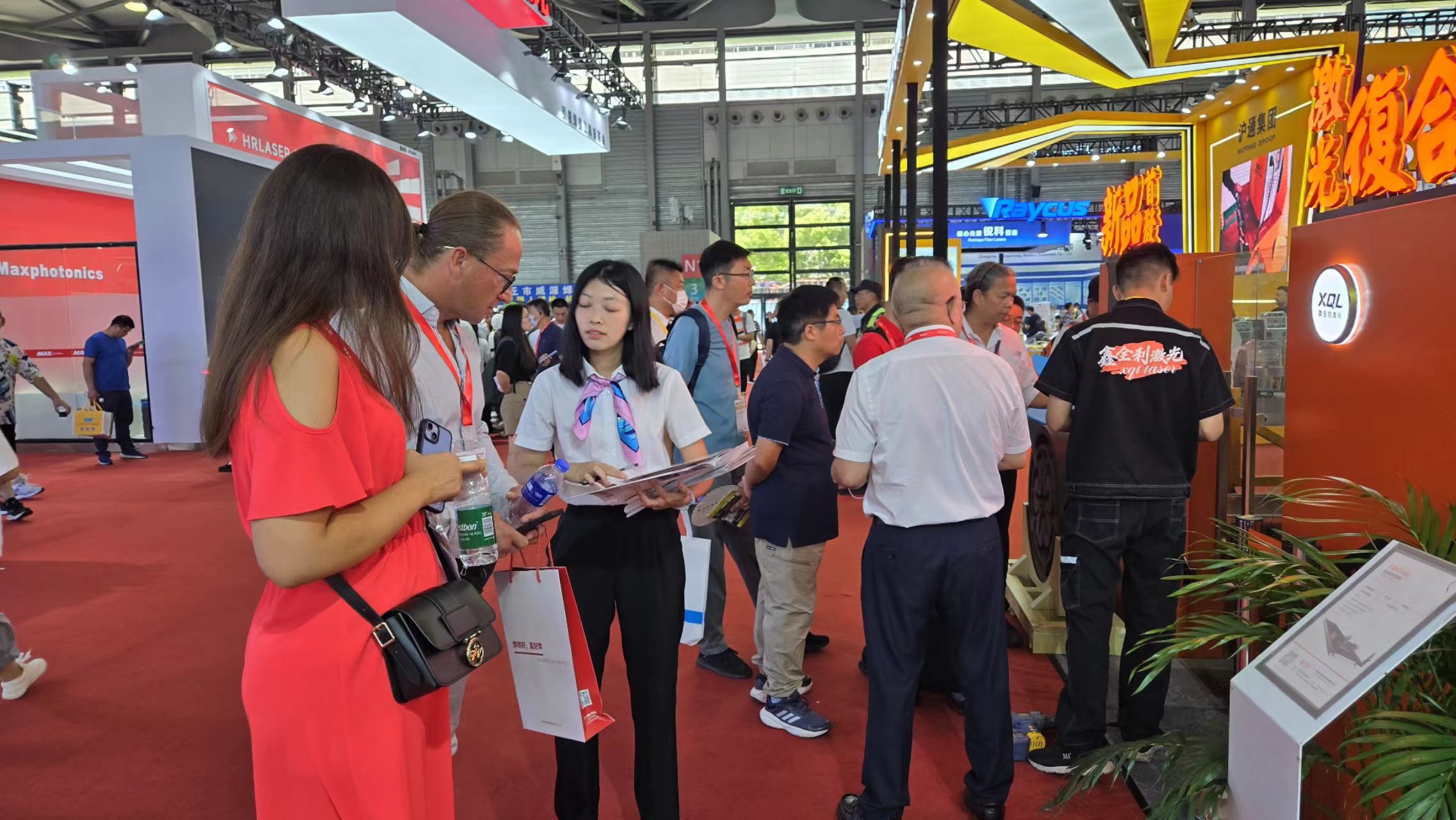 直击上海埃森焊接展丨鑫全利展会第一天人流如织精彩不断！(图3)