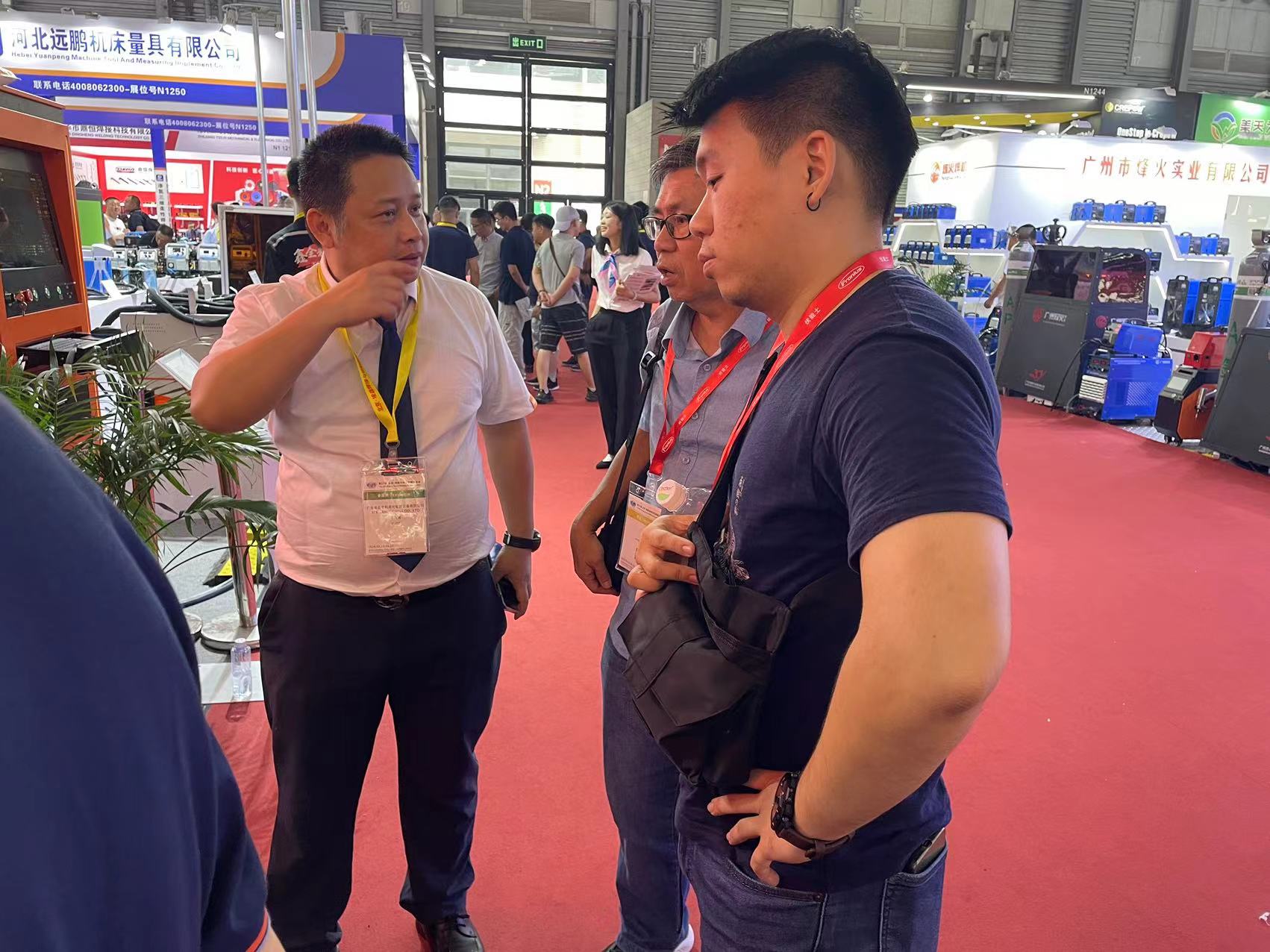 直击上海埃森焊接展丨鑫全利展会第一天人流如织精彩不断！(图2)