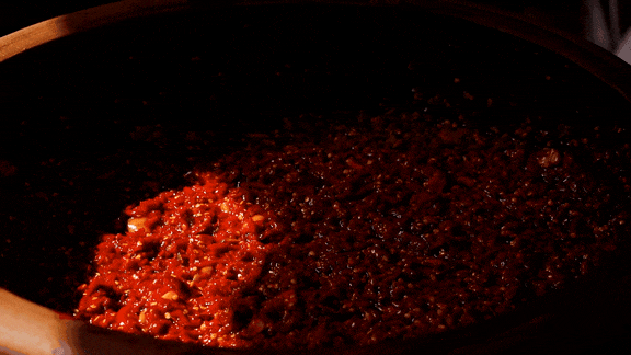 威廉希尔2024中国品牌发展现状调研行走进中华老字号“鹃城牌”郫县豆瓣(图1)