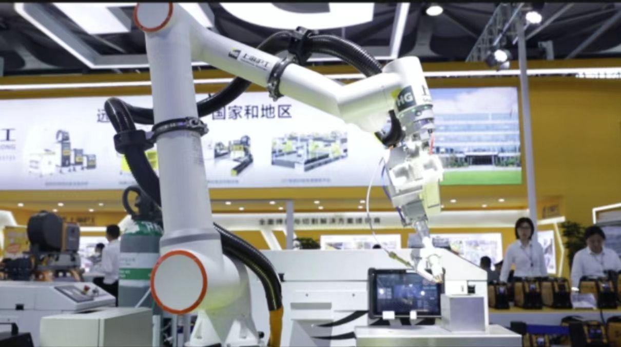 威廉希尔WilliamHill直击埃森展：引领协作机器人焊接新纪元法奥焊接应用实力出圈(图2)