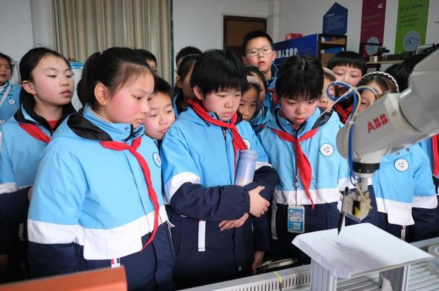 大学课堂迎来小学生——安庆职业技术学院为小学生们科普“人工智能”WilliamHill(图2)