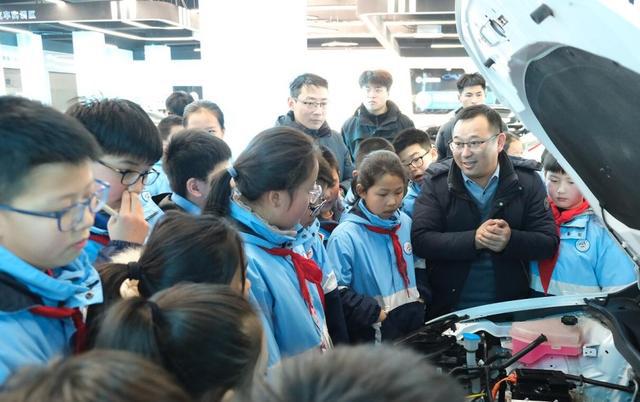 大学课堂迎来小学生——安庆职业技术学院为小学生们科普“人工智能”WilliamHill(图4)