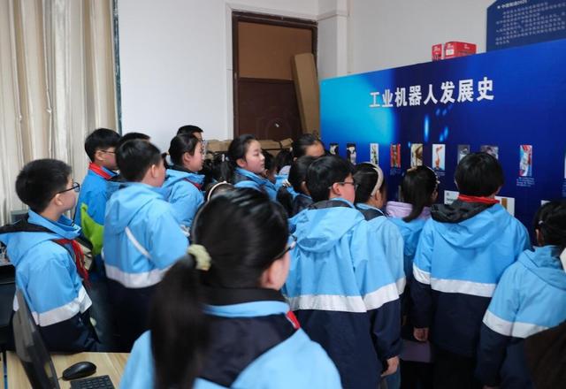 大学课堂迎来小学生——安庆职业技术学院为小学生们科普“人工智能”WilliamHill(图3)