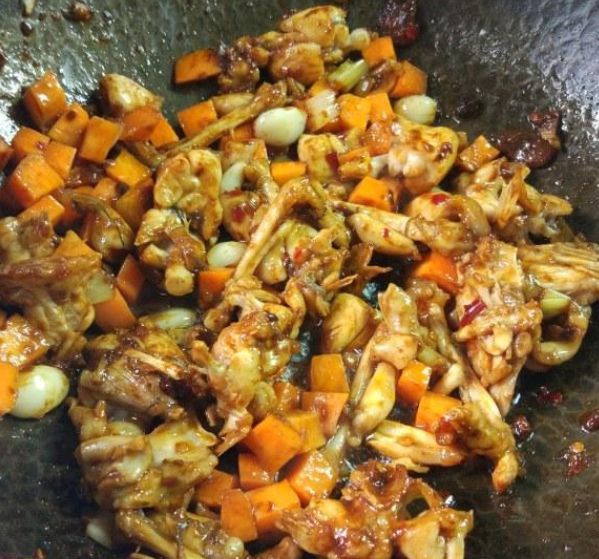 酱爆牛蛙酱香浓郁肉质鲜嫩(图2)