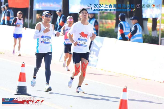 26万名跑者竞逐2024上合昆明马拉松(图2)