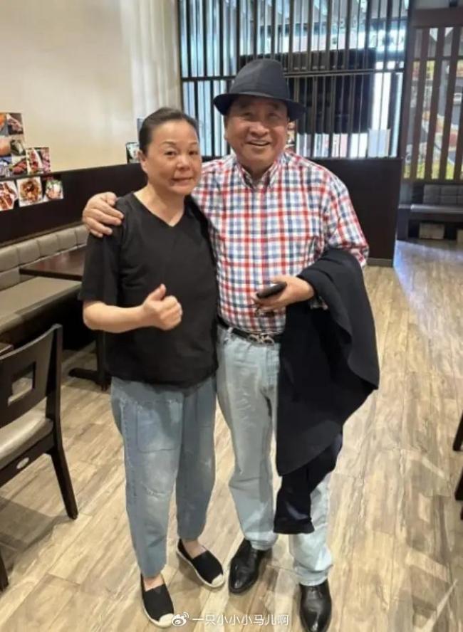WilliamHill75岁姜昆在美国吃日料最高消费114美元搂女老板合影妻子也在相声大师的温馨时刻(图3)