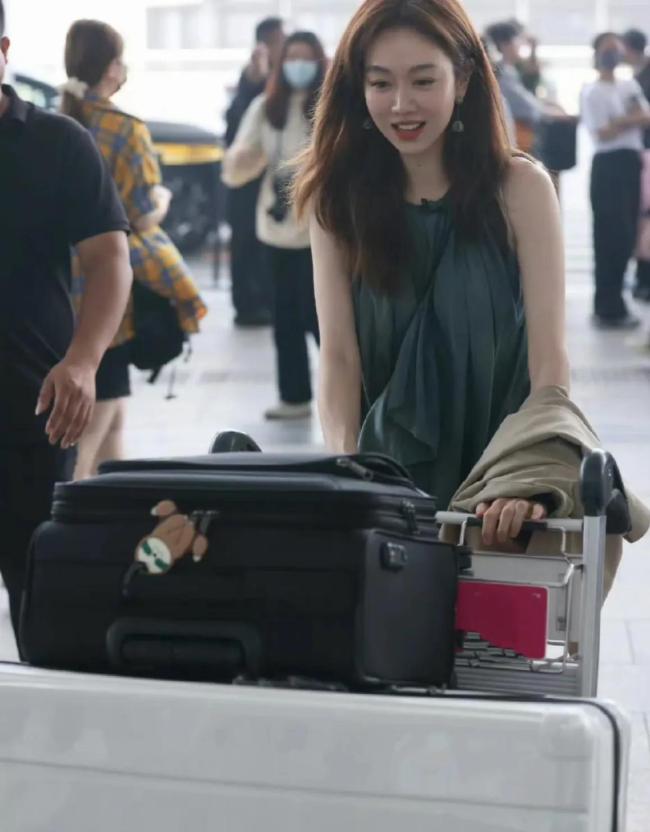 丁禹兮中餐厅厨师服造型路透扛丝瓜瓤成焦点(图1)