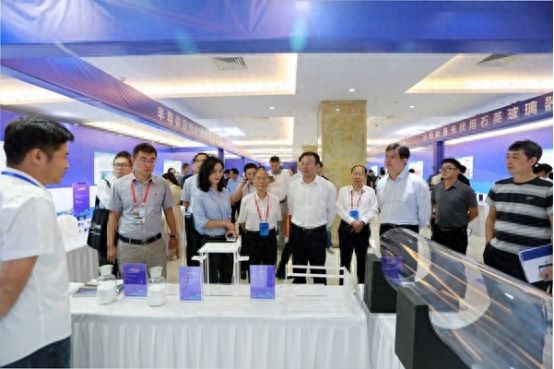 江苏东海：石英砂炼出百亿元硅材料产业(图1)