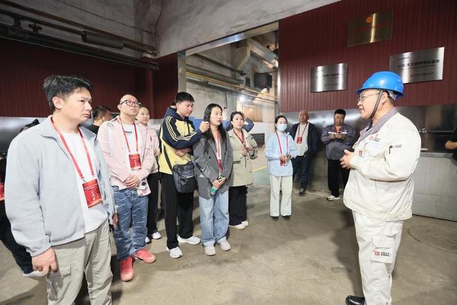 牢记嘱托媒体龙江行全国网络媒体走进中车齐车工匠学院(图5)