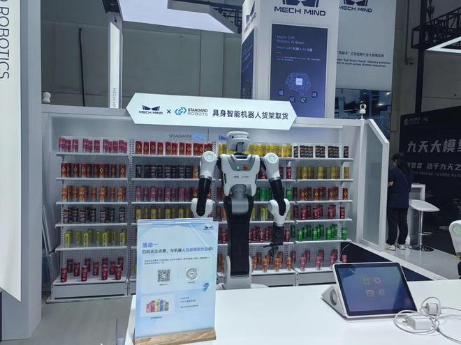 大订单频现、资本也扎堆：人形机器人加速跑但绊脚石还威廉希尔在(图1)