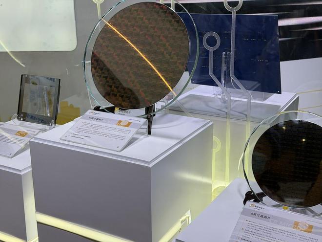 2025湾芯展今日开幕：芯上微装携封装光刻机首秀拓荆、沪硅等威廉希尔WilliamHill龙头晒出硬核技术(图5)