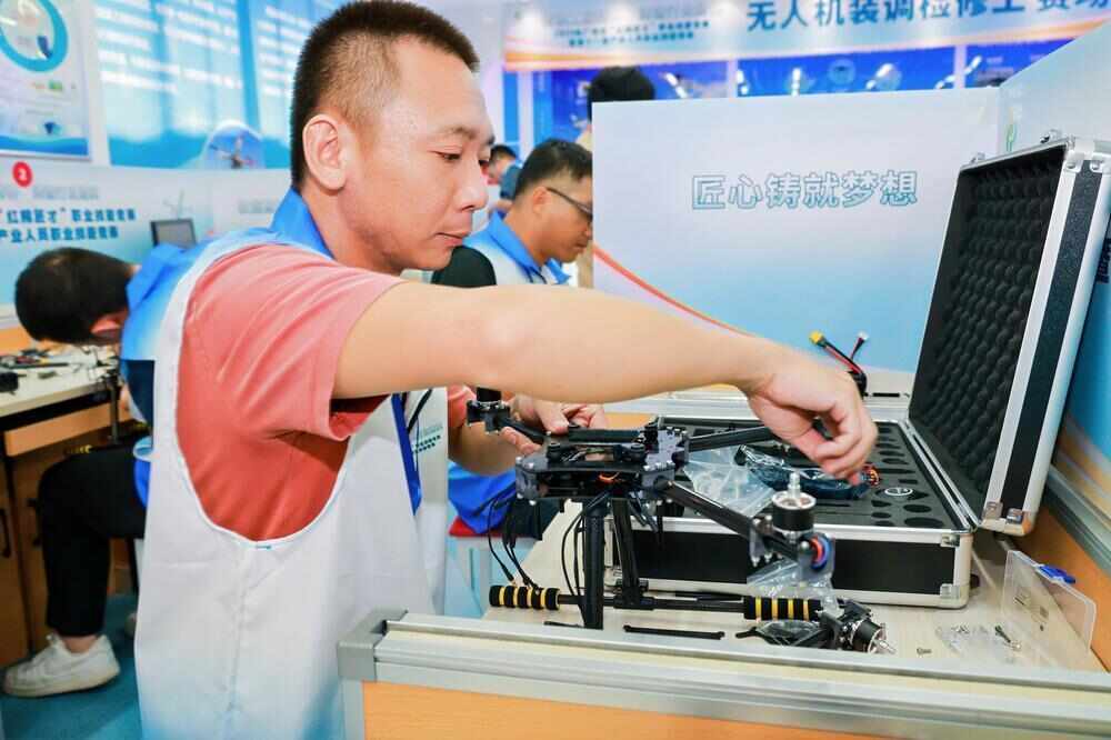 指尖焊电路空中投“盲盒”！直击广州首场低空经济领域产业人员职业技能竞赛(图2)