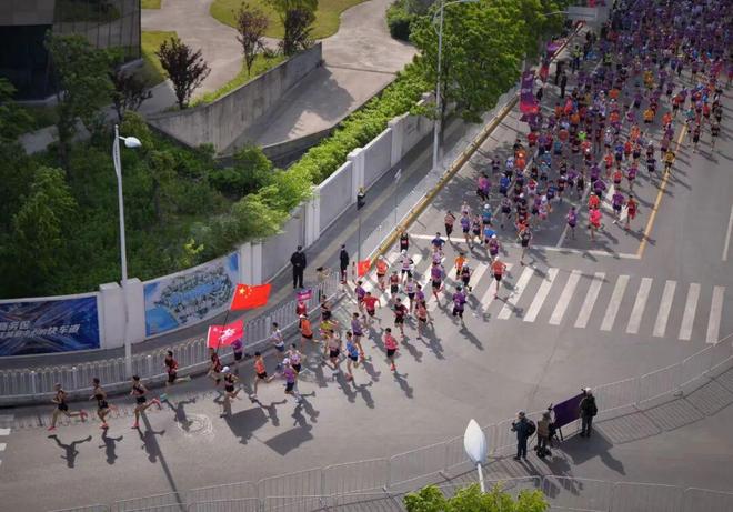 威廉希尔十多年用镜头记录建设工地“是他们真正在雕刻这座城市”(图7)