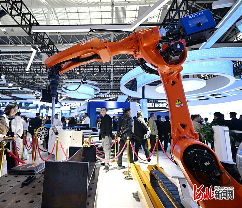 新闻纵深·聚焦2025中国国际数字经济博览会｜人工智能赋能产业升级“下半场”(图1)