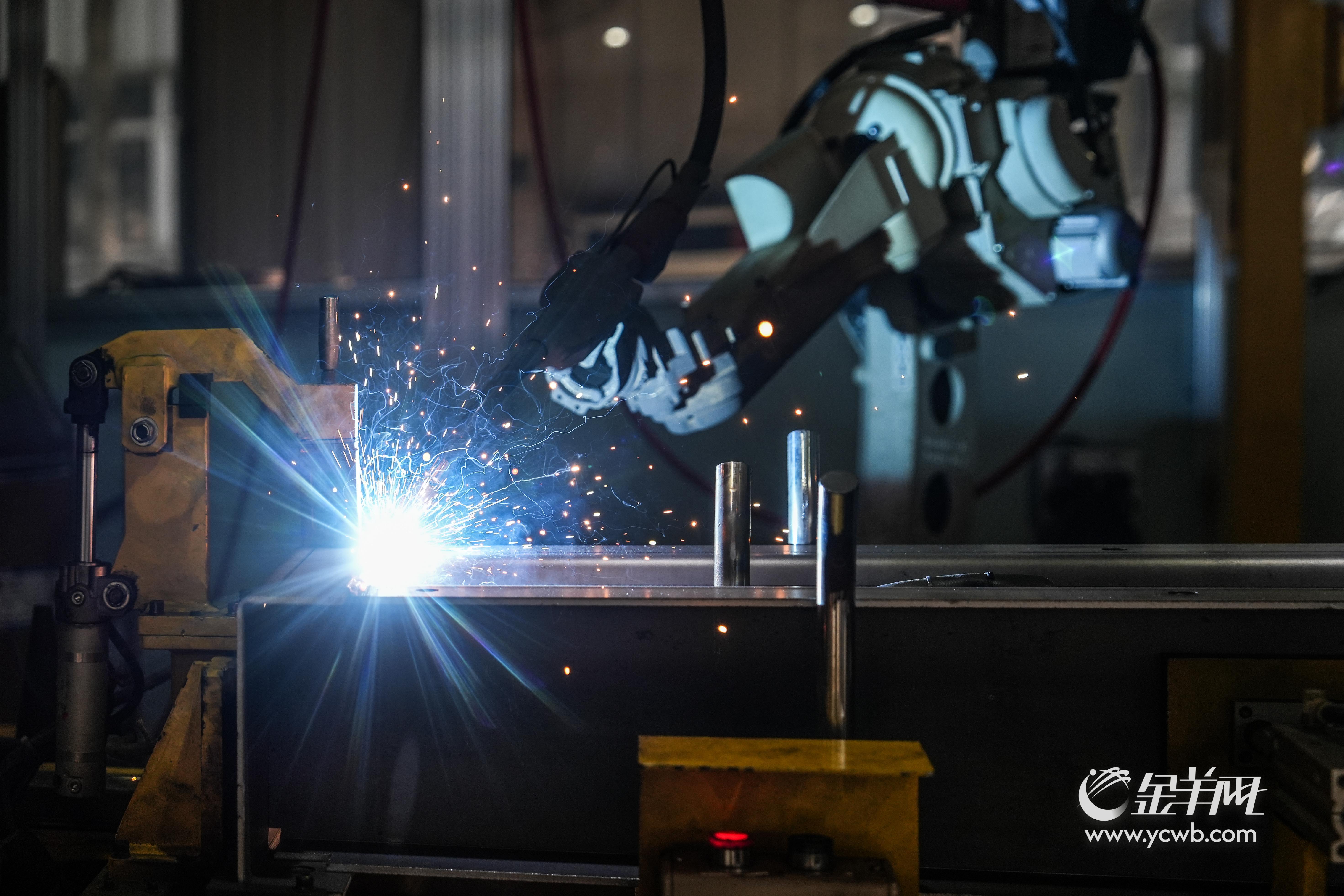 WilliamHill当马桶、浴缸遇上机器人？广东加速“机器人+制造业”深度融合一线探“新”(图2)