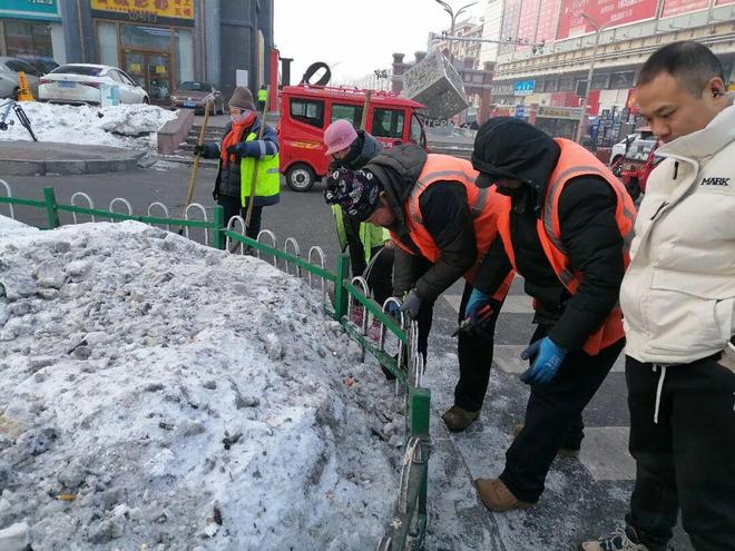 及时修复绿化带围栏守护城市颜值(图1)